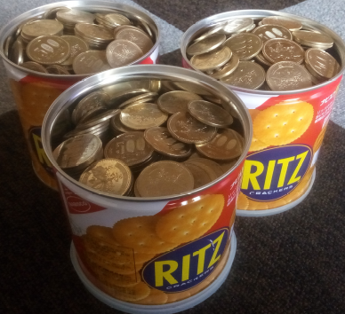 この写真は2019/12月に撮影したもので現在は『RITZ』缶の3つ目がもう少しで満タンになりそうなので貯まったら紹介したいと思います。