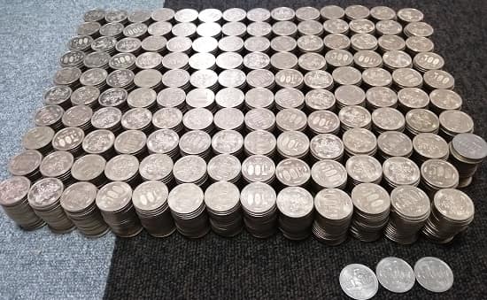 コチラは実際に数えた500円玉貯金の結果で500円玉2763枚の内旧500円玉3枚と長野オリンピックの記念コイン1枚(右下)1,381,500円になりました。
