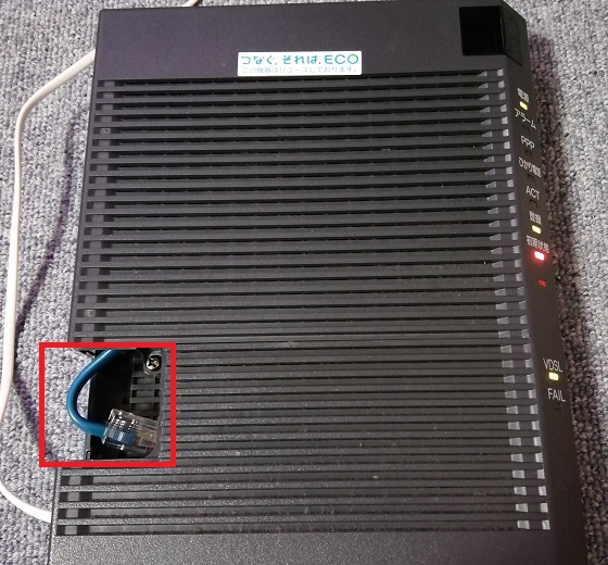 VDSL LINKランプが点灯しているのでMDFやEPS室などに設置されているVDSL装置故障や部屋に引き込まれている既設の電話線が長年の劣化で不具合が発生しているではなくACT・登録ランプが点灯していない場合は端末を一度初期化することで復旧する場合があり改善されない場合はHGWの赤枠部分のカバーを外すとLANケーブルが接続されているので外したポートに別のLANケーブルでパソコンとつなぎインターネットが利用できるかを確認します。